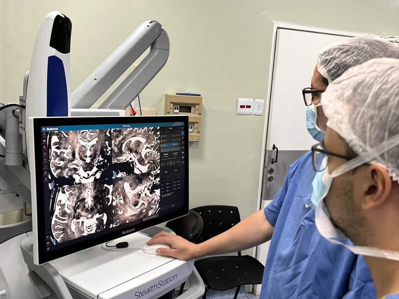Cirurgia de estimulação cerebral profunda auxilia no tratamento de Parkinson