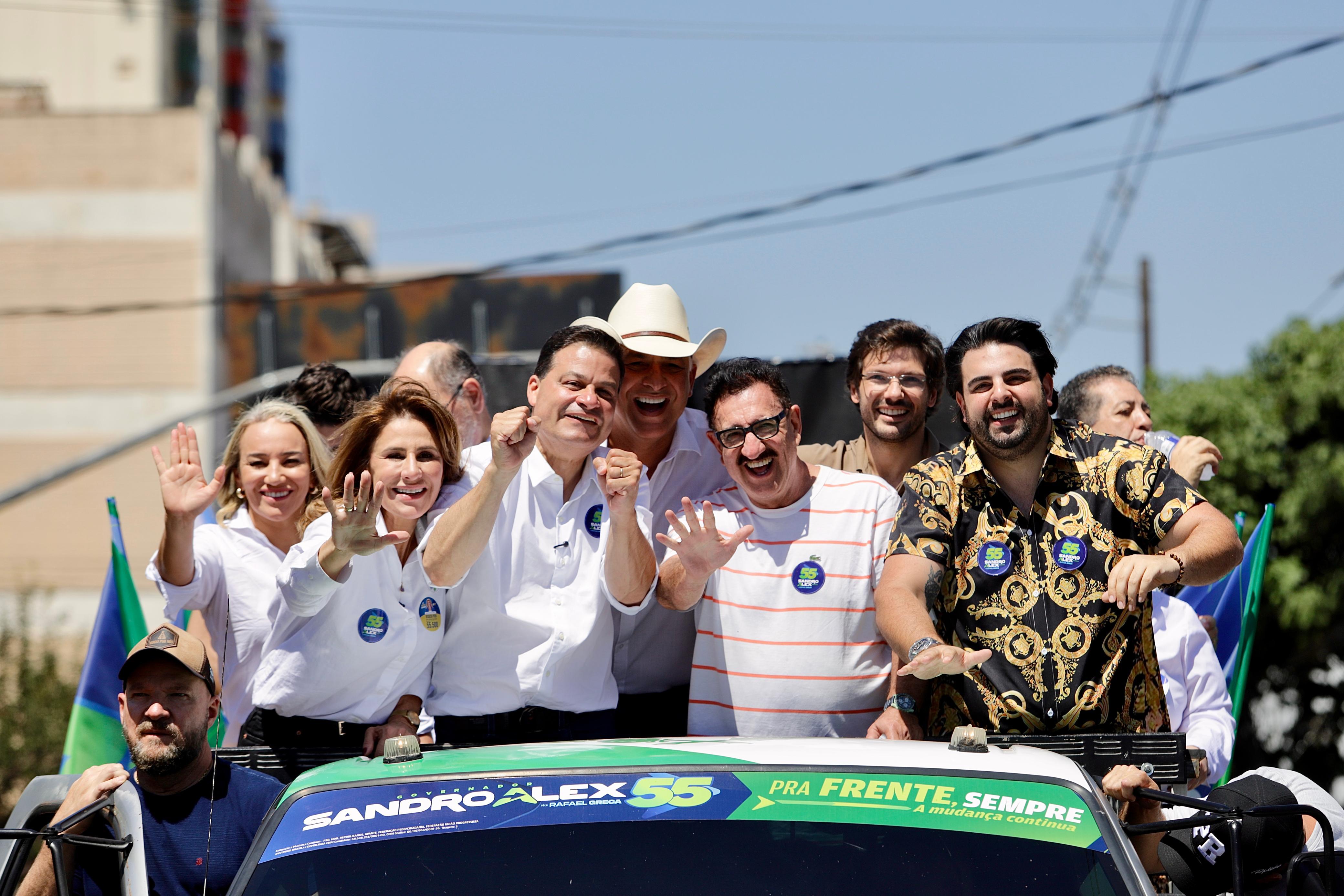 Comitiva de Sandro Alex e aliados percorre ruas de Londrina