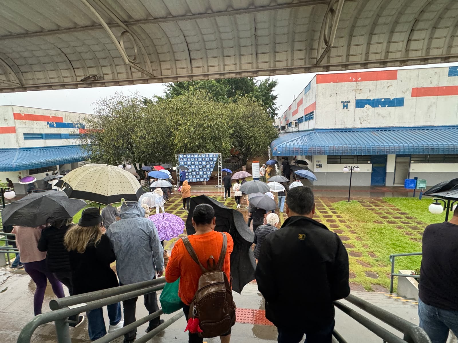 Dois maiores locais de votação de Londrina têm movimento intenso