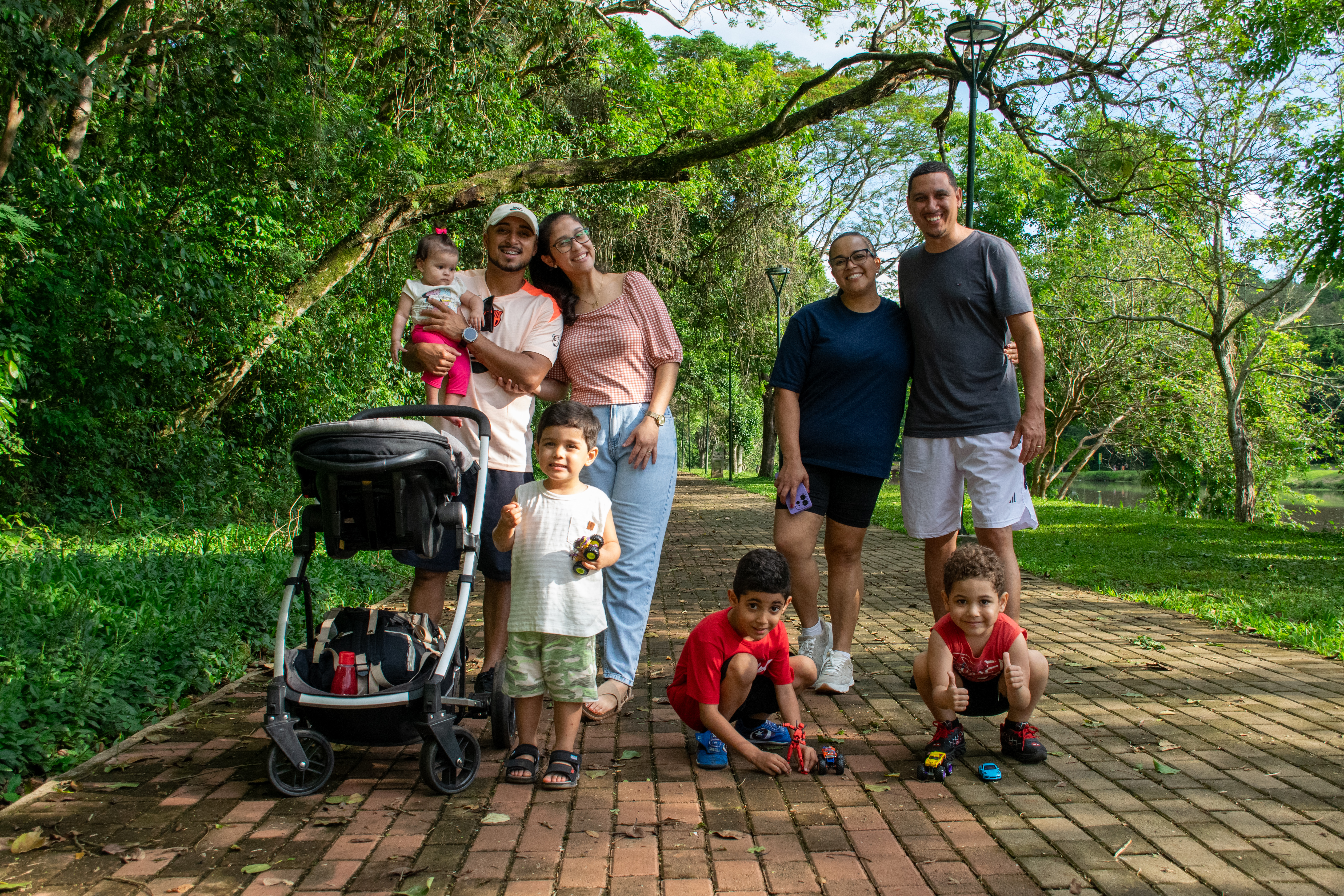 Famílias aproveitam o feriado do Dia das Crianças no Parque Arthur Thomas