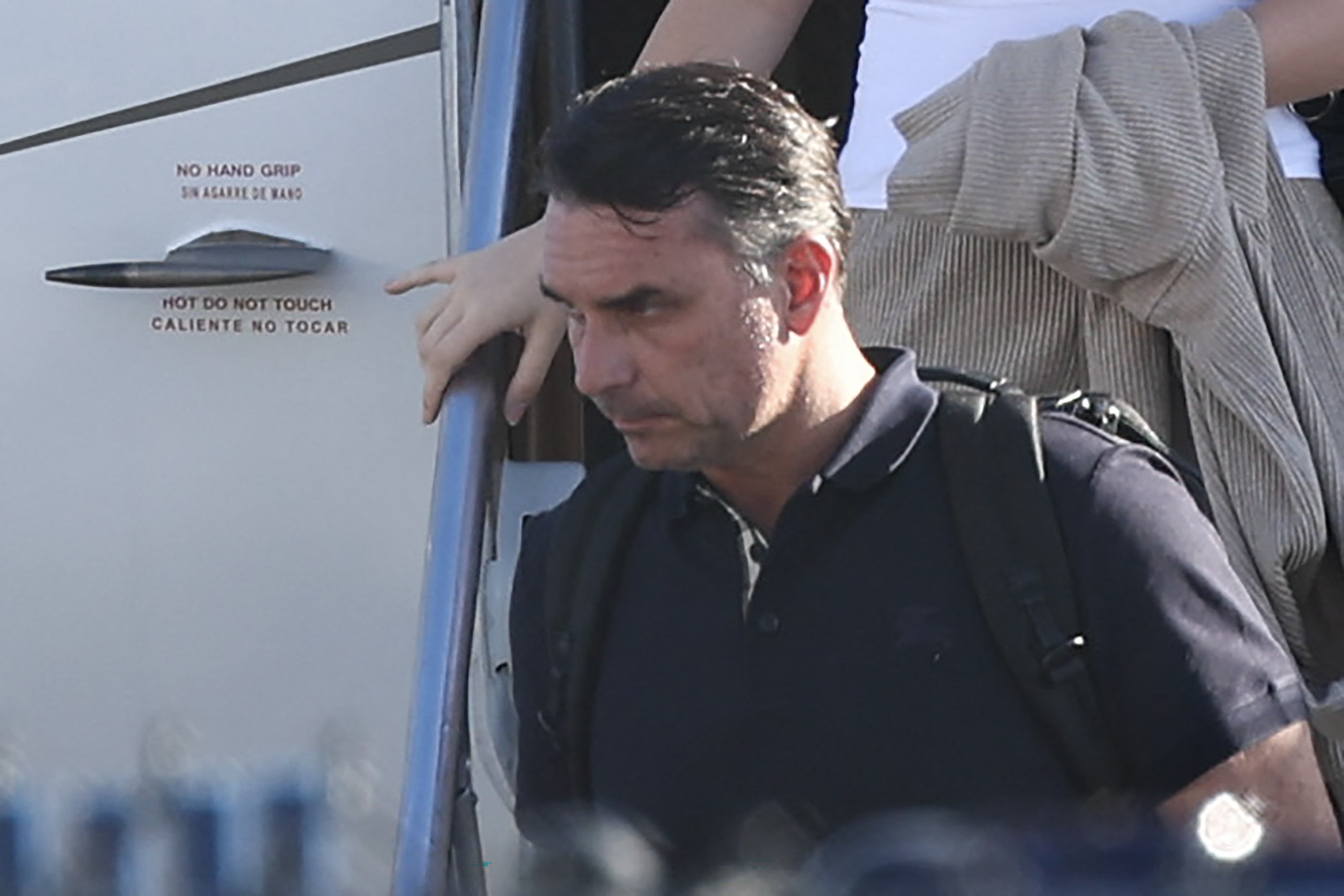 Flávio Bolsonaro diz que saiu do Brasil por ser vítima de 'perseguição'