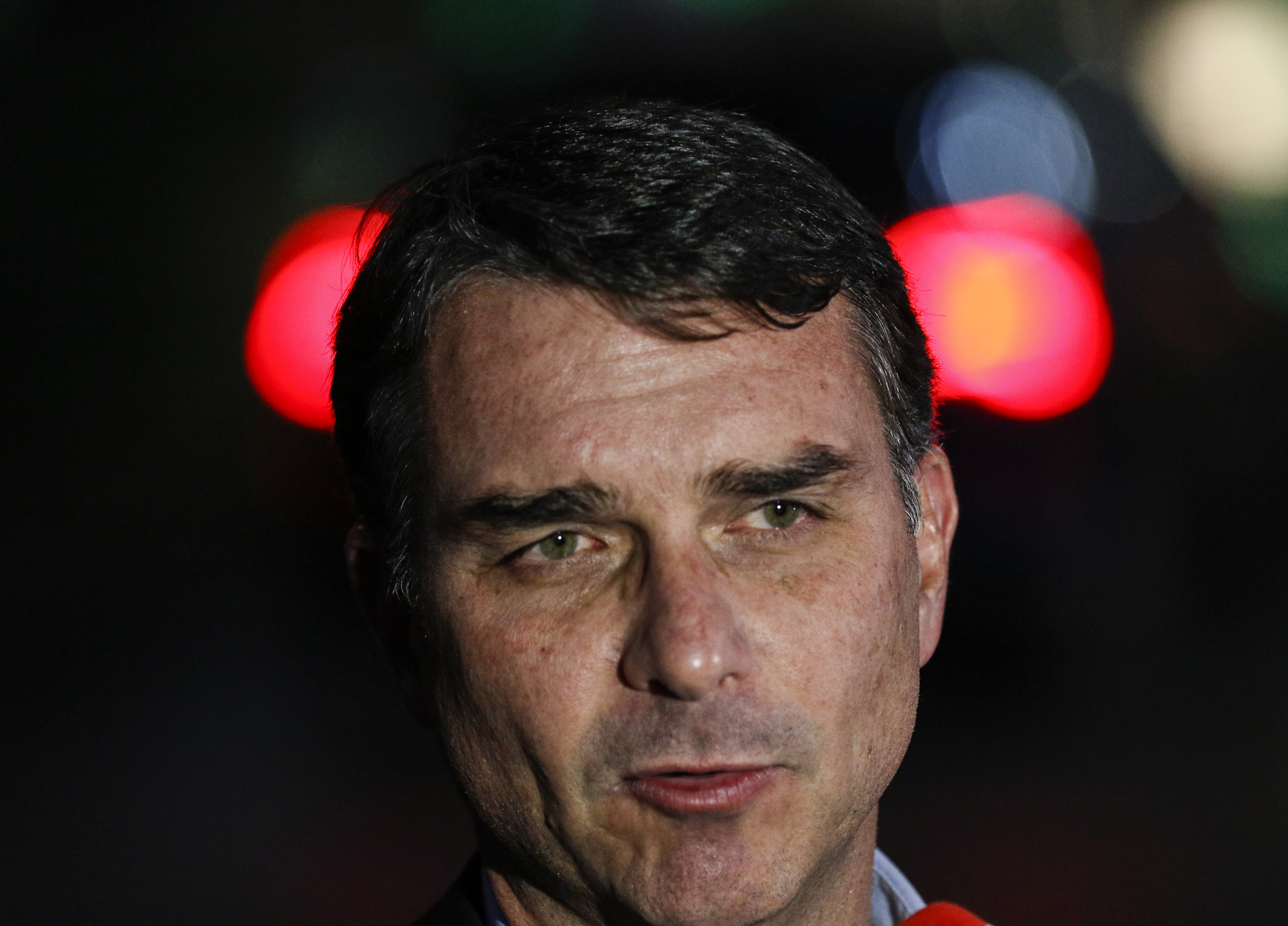 Flávio Bolsonaro e família usaram avião de Daniel Vorcaro