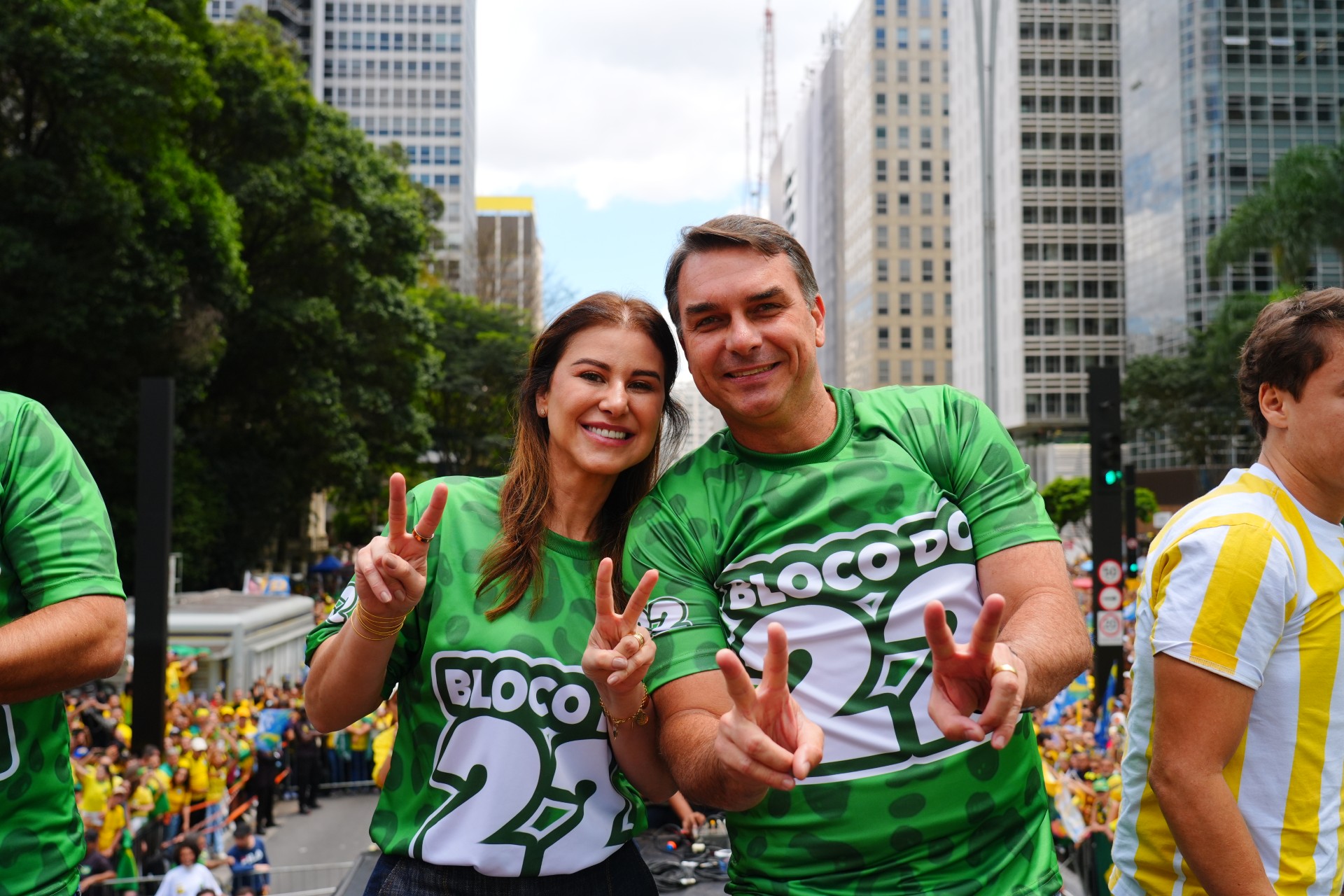 Flávio Bolsonaro participa de manifestação na Paulista