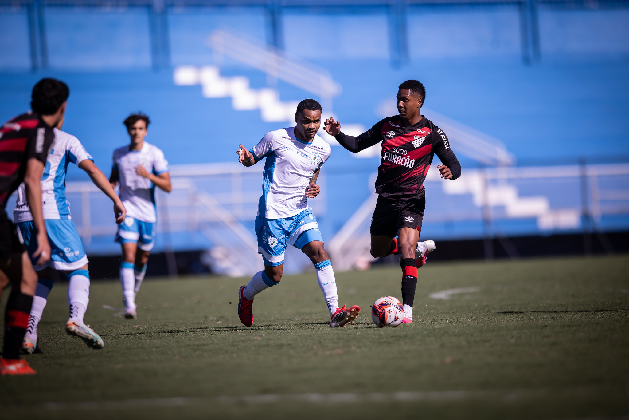 Hugo Chacon defende jovens da base após derrota do Londrina