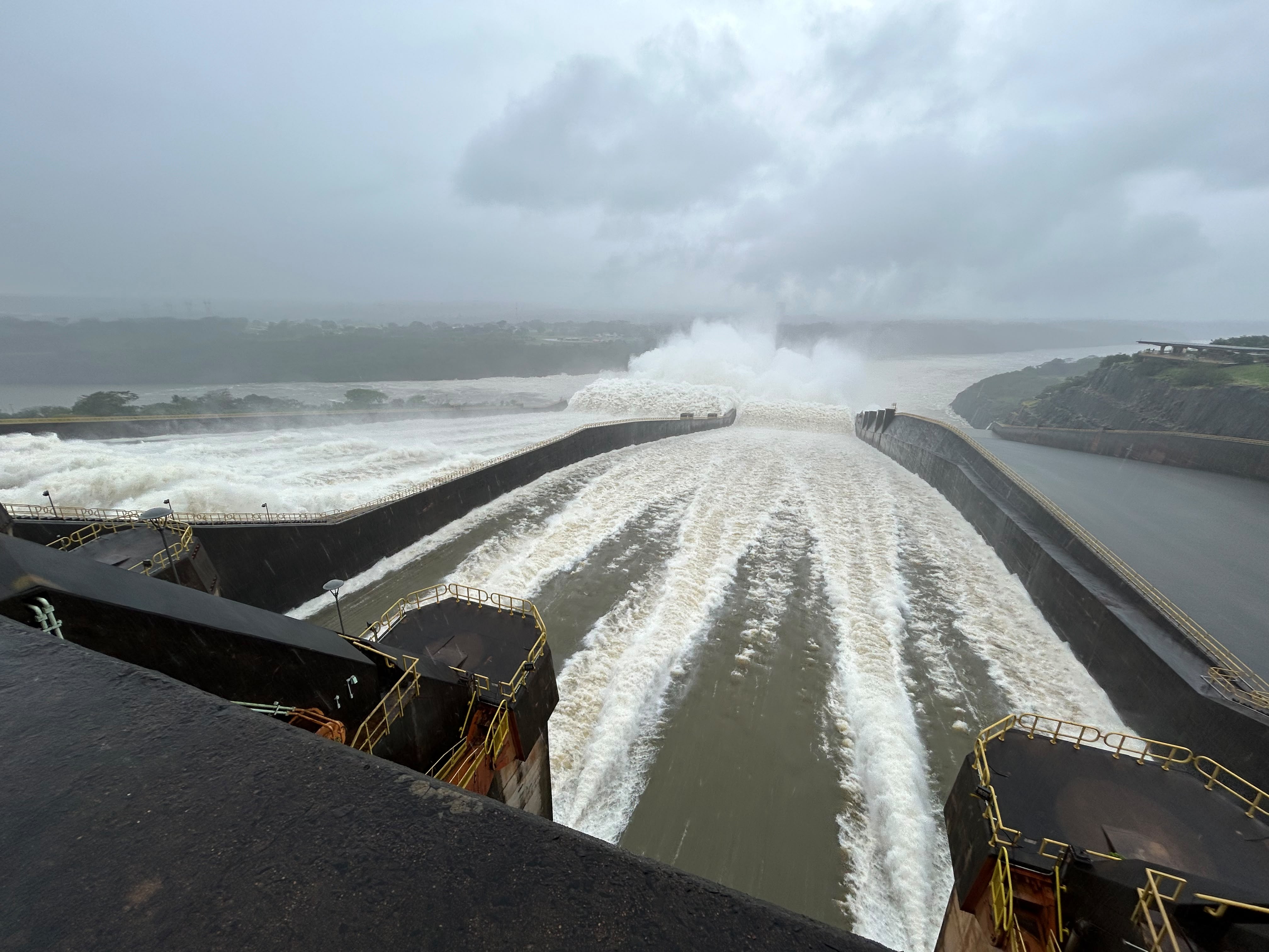 Itaipu abre segunda calha do vertedouro nesta terça
