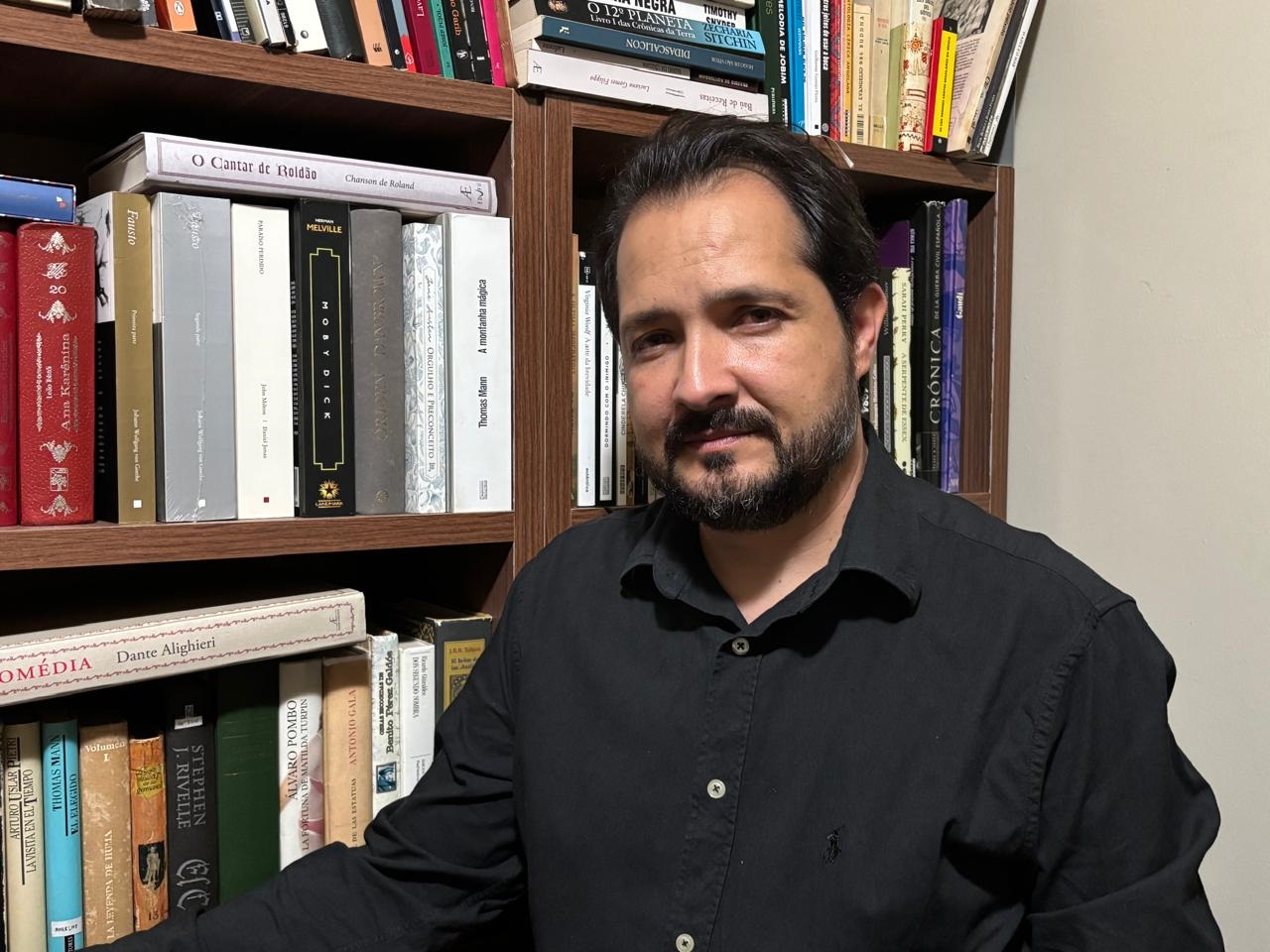 Livro traduzido por Ronald Costa é finalista do Prêmio Jabuti