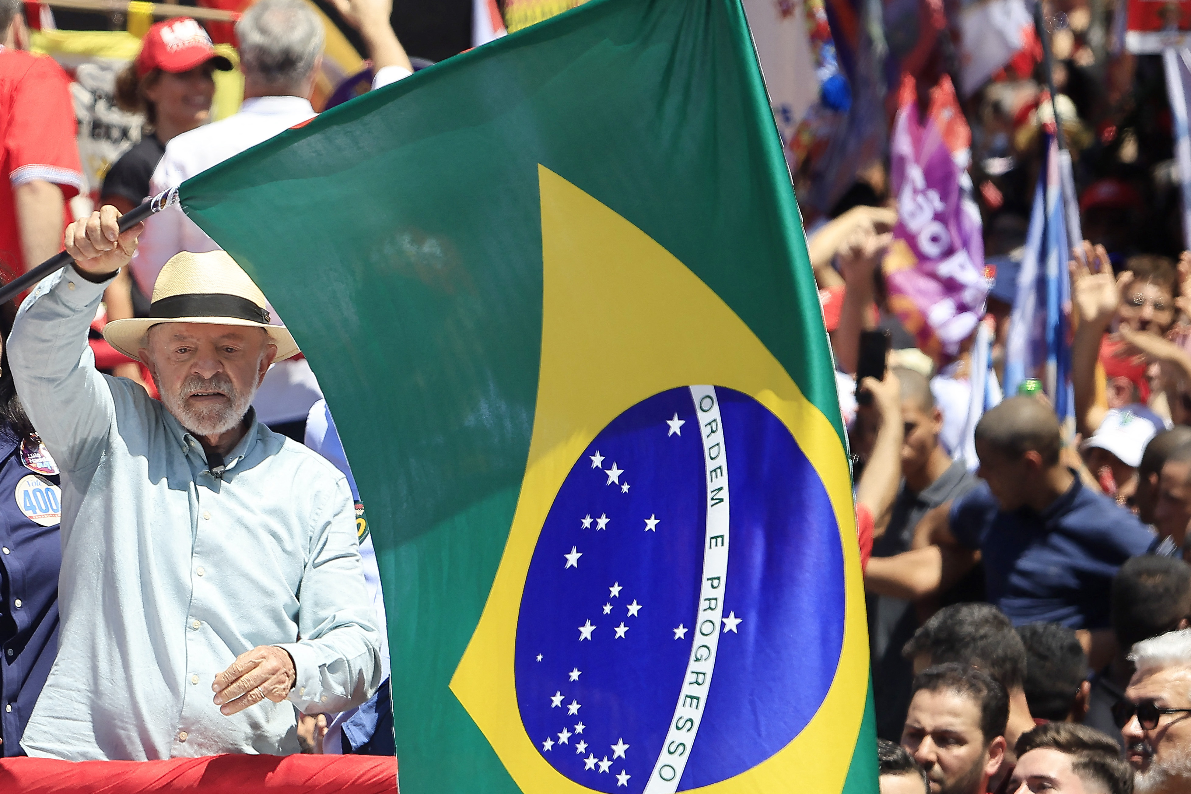 Lula, a figura central da esquerda em uma corrida contra o tempo