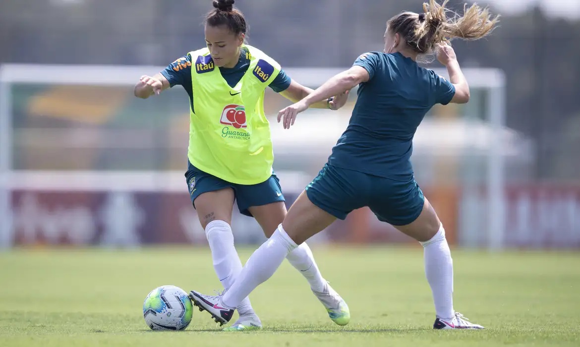 Lula sanciona lei de incentivo ao futebol feminino