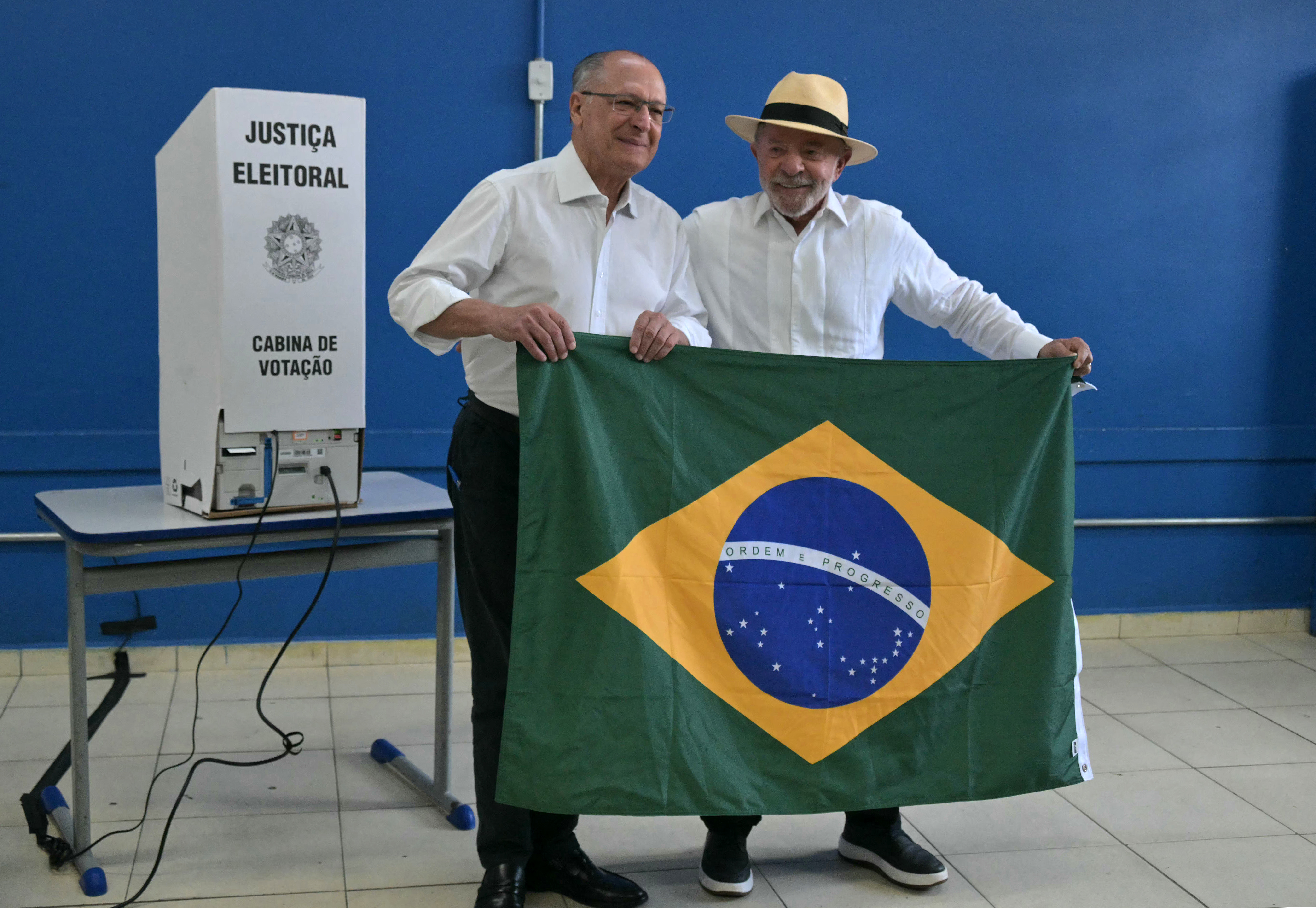 Lula vota e diz que Brasil escolhe entre a democracia e a 'barbárie'