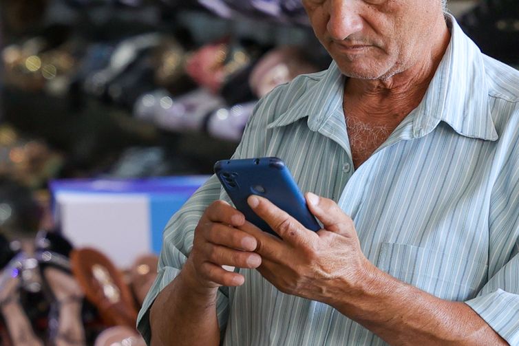 Mais idosos vão às urnas, e abstenção entre eleitores 70+ recua em 2026
