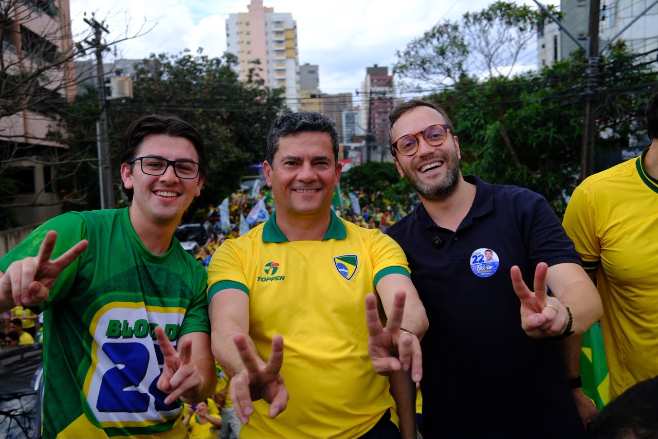 Manifestação pró-Flávio Bolsonaro leva militantes da JK ao Lago Igapó