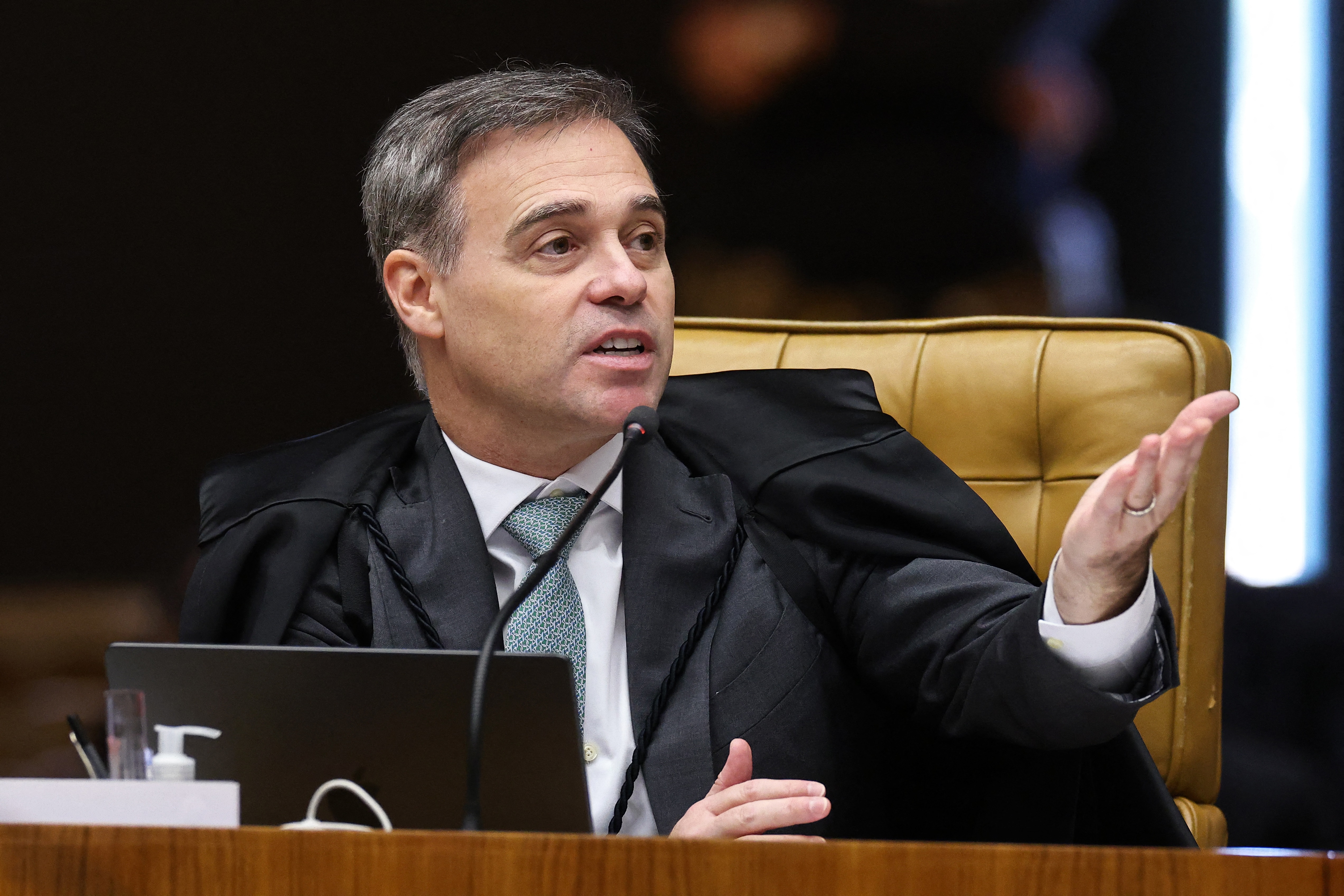 Mendonça acompanha Fachin e vota por julgamento separado de Moraes