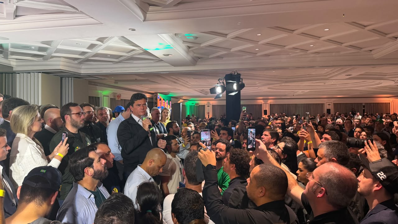Moro reúne 230 prefeitos e quase 3 mil pessoas em evento pró-Flávio em Curitiba
