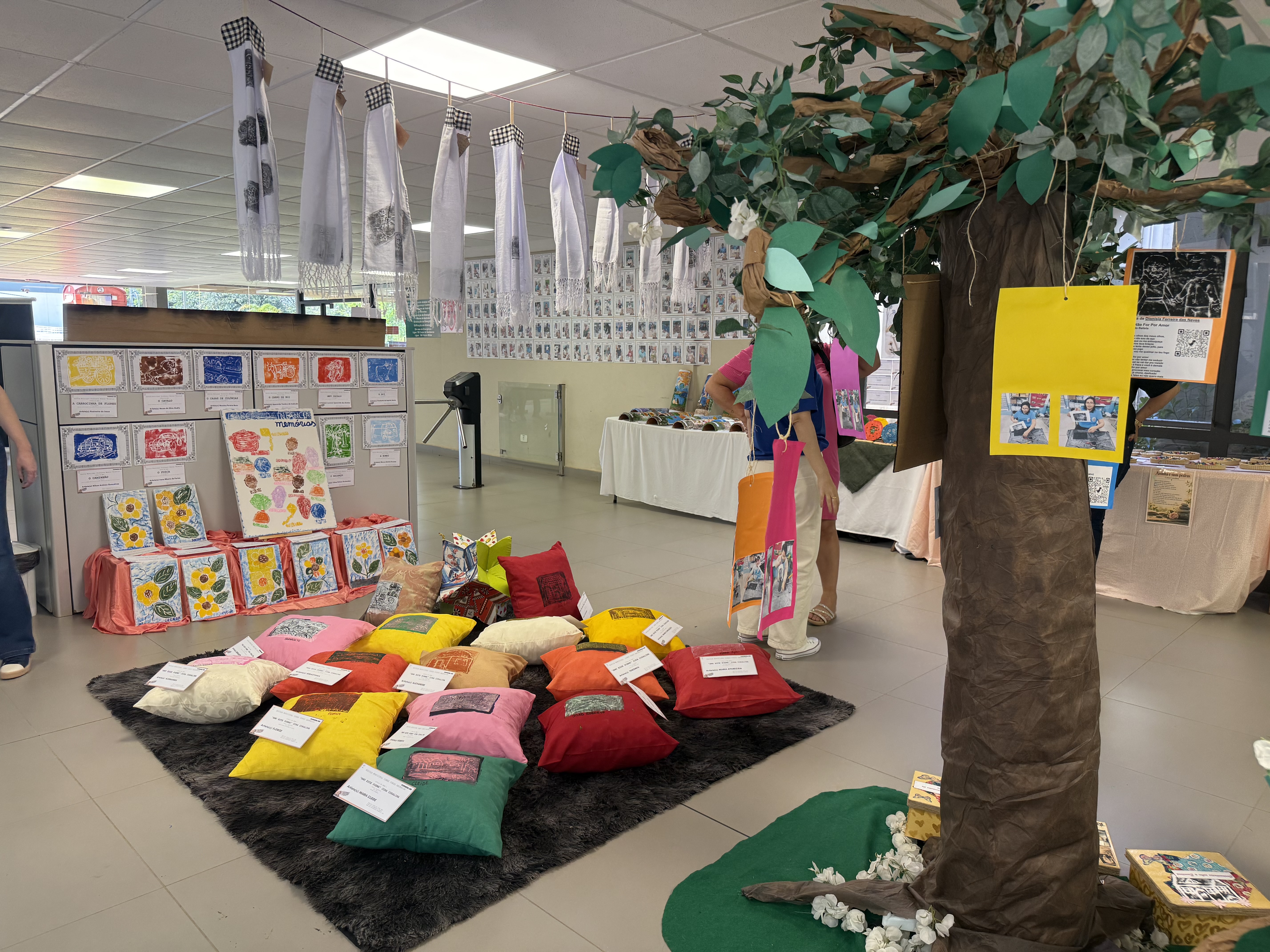 Prefeitura recebe exposição de arte de alunos da EJA