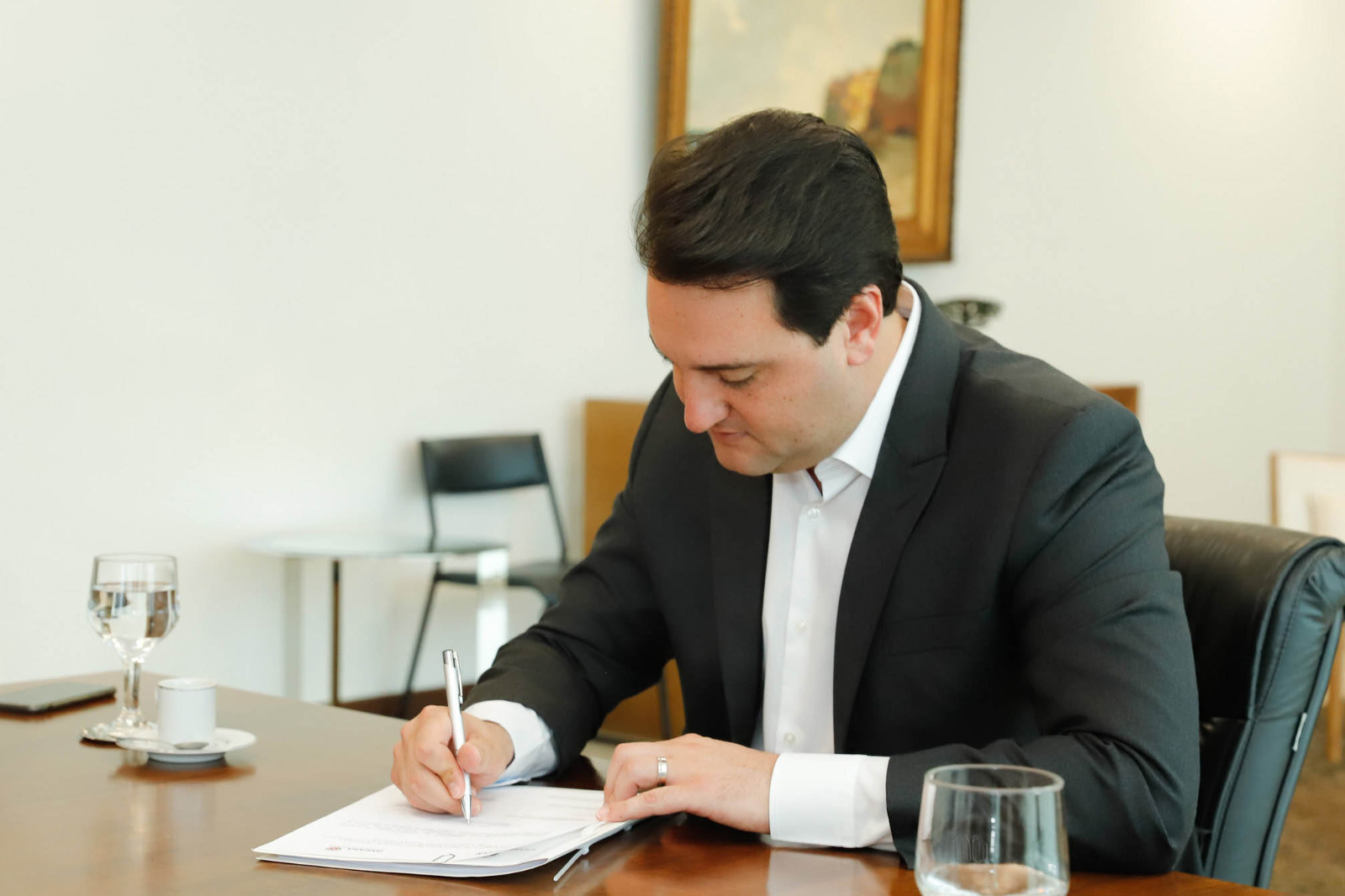 Ratinho Junior assina decreto com regras da transição para governador eleito Sergio Moro
