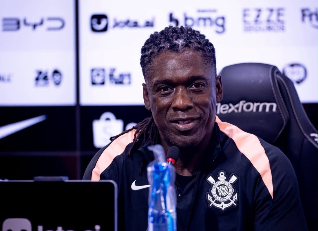 Seedorf chega ao Corinthians e chama elenco de 'leão ferido'