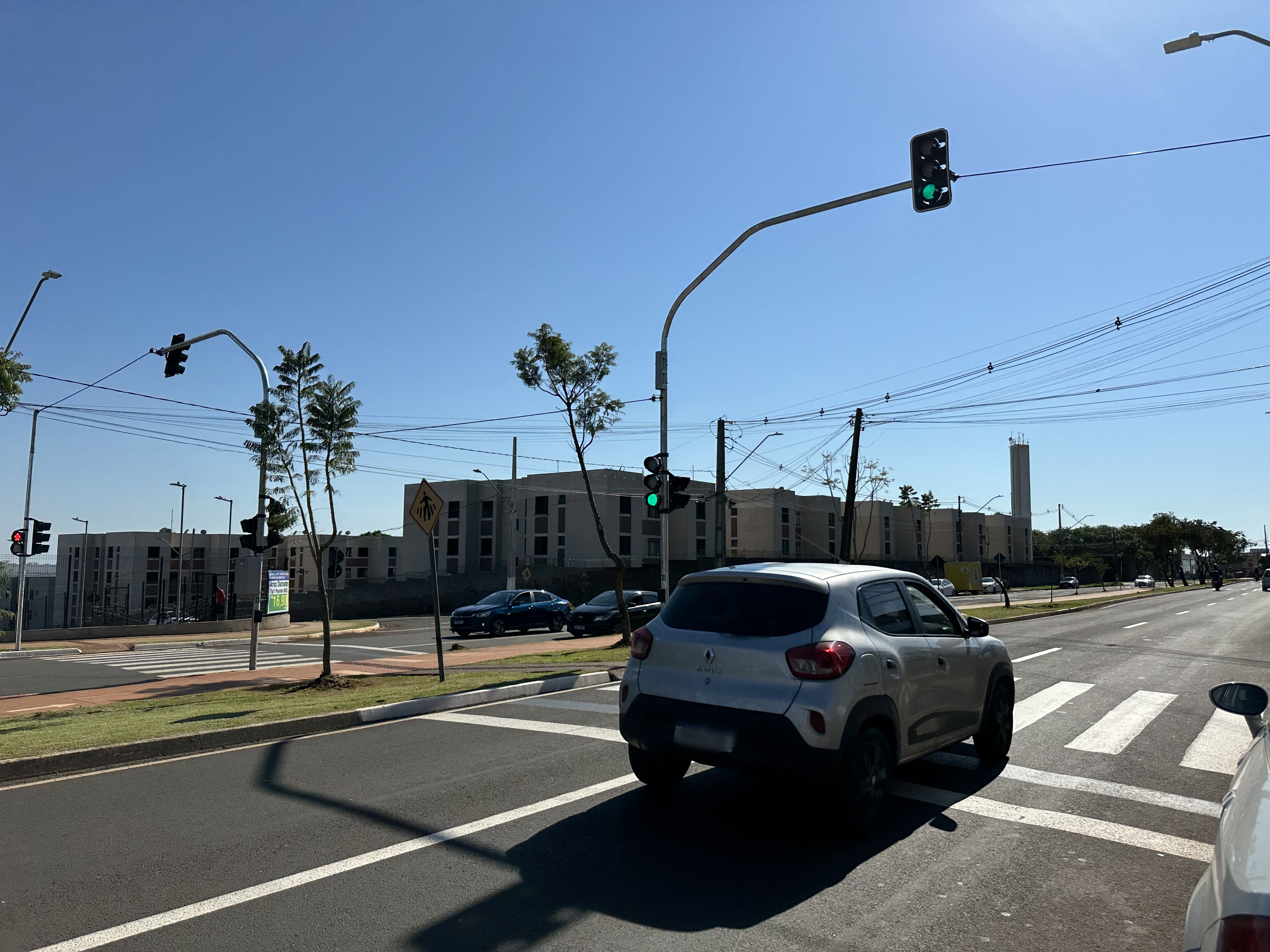 Semáforo com botoeira para pedestres é instalado na Avenida dos Pioneiros