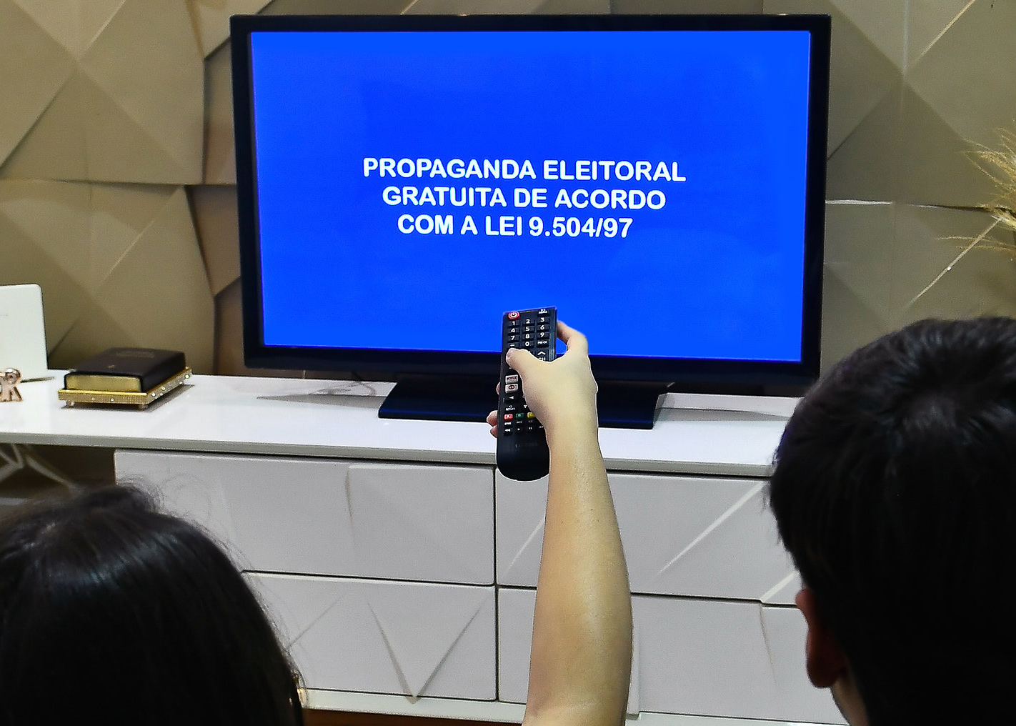 Tom emotivo marca o último horário eleitoral da campanha