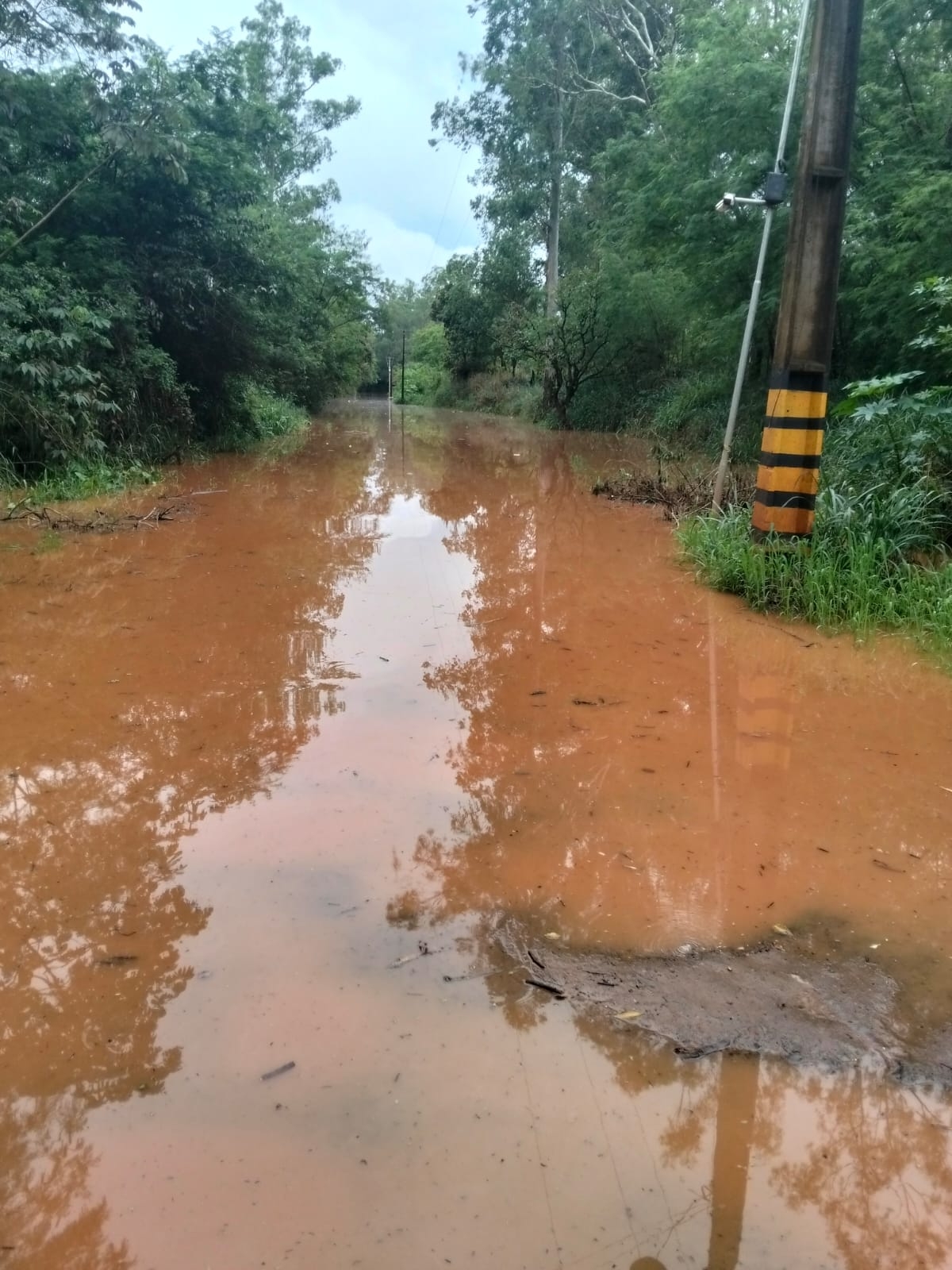 Trecho de estrada em Ibiporã é interditado por causa da chuva