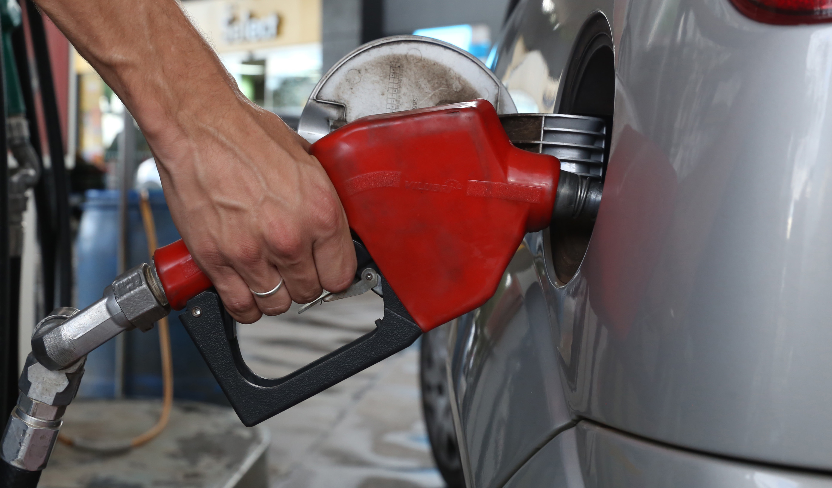 Tributos da gasolina são zerados e subsídios a combustíveis, ampliados