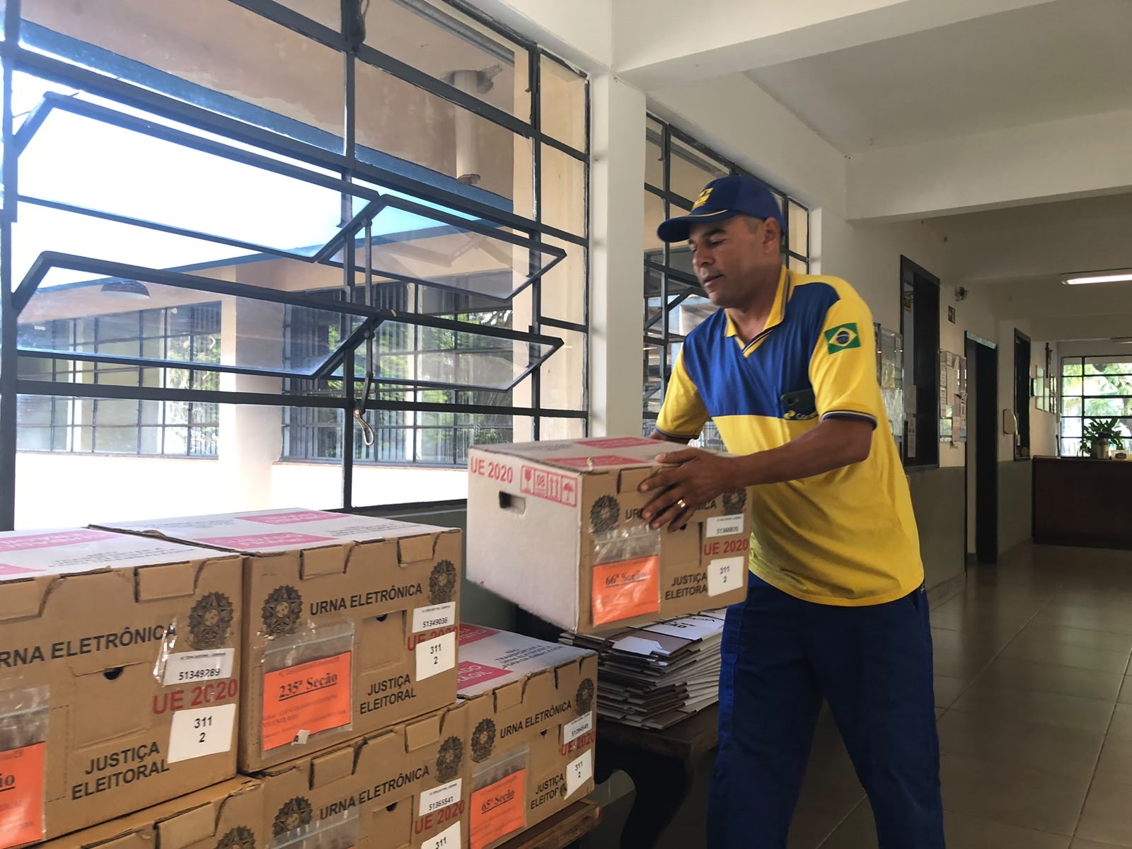 Urnas eletrônicas são entregues nos locais de votação em Londrina e Tamarana