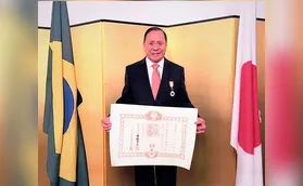 Atsushi Yoshii recebe homenagem do Imperador