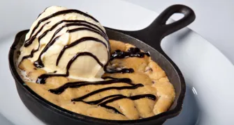 Saia da rotina: que tal cookie de frigideira com sorvete?