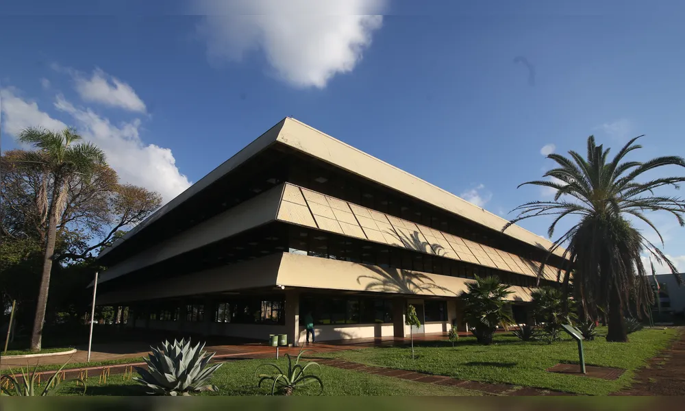 Com a suspensão, os secretários Vivian Feijó (Saúde) e Leonardo Carneiro (Gestão Pública e RH) deverão escolher a partir de julho entre a remuneração dos cargos no primeiro escalão ou no governo do Estado