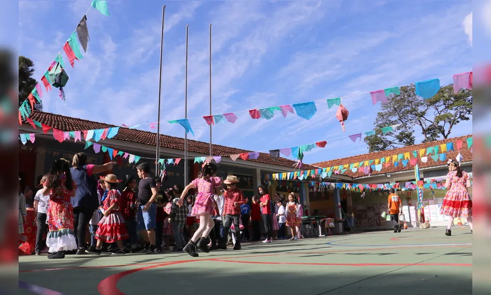 Nas escolas, as festas juninas são comemoradas  como manifestações da cultura nacional, sem qualquer vínculo religioso