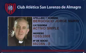 Apaixonado por futebol, papa Francisco é homenageado por clubes
