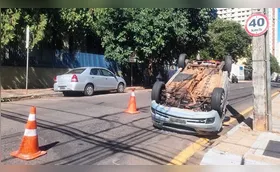 Após capotamento, motorista fica presa entre as ferragens