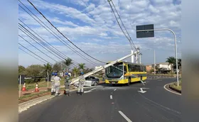 Carro bate em poste, que cai e atinge ônibus na rotatória do viaduto da PUC