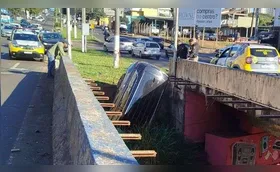 Carro fica pendurado em viaduto de Londrina após colisão