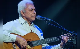 Em tempo real num sinaleiro, música traz poesia ao cotidiano