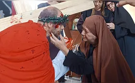 Encenação da Via Sacra e confissões renovam fé cristã