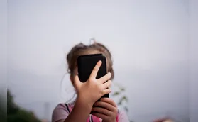 Influencers proibidos de usar criança em conteúdo sem autorização