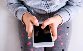 Perigos digitais, adolescência, família e escola