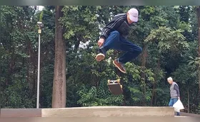 Skatistas de diferentes idades participam de 'rolê' por Londrina