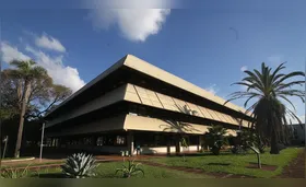 Tiago Amaral acata MP e suspende acúmulo salarial de secretários