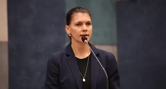 Vereadora quer derrubar decreto de Tiago sobre redes sociais