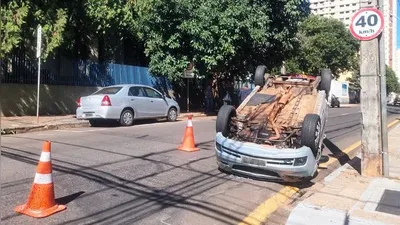 Imagem ilustrativa da imagem Após capotamento, motorista fica presa entre as ferragens