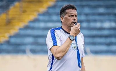 Imagem ilustrativa da imagem Após vitória fora, Claudinei elogia elenco do Londrina