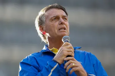 Jair Bolsonaro, 70, apresenta crises constantes de soluços e vômitos, que o impedem inclusive de falar, conforme nota assinada pelo próprio ex-presidente