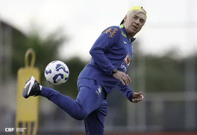 O técnico Carlo Ancelotti em momento de descontração no treino da seleção: italiano dirige pela primeira vez a equipe jogando no Brasil