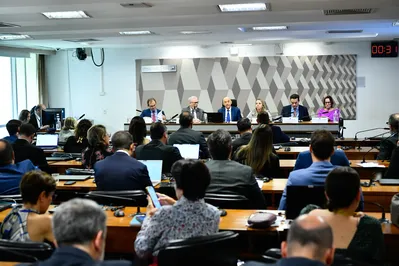 Comissão de Constituição, Justiça e Cidadania (CCJ) promove audiência pública destinada a instruir o Projeto de Lei Complementar n° 68, de 2024, que "Institui o Imposto sobre Bens e Serviços (IBS), a Contribuição Social sobre Bens e Serviços (CBS) e o Imposto Seletivo (IS); e dá outras providências”. 

Plano de Trabalho: "Essa audiência pública tratará do impacto do IBS e da CBS sobre segmentos relacionados à infraestrutura".

Mesa: 
presidente executivo da Conexis Brasil Digital, Marcos Ferrari;
presidente do Fórum das Associações do Setor Elétrico (Fase), Mário Luiz Menel;
presidente eventual da CCJ, senador Confúcio Moura (MDB-RO);
presidente executiva da Associação Brasileira de Biogás (Abiogás), Renata Isfer;
presidente executivo da Bioenergia Brasil, Mário Campos;
diretora executiva da Associação Nacional das Concessionárias Privadas de Serviços Públicos de Água e Esgoto (Abcon), Christianne Dias Ferreira.

Foto: Geraldo Magela/Agência Senado