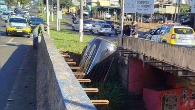 Imagem ilustrativa da imagem Carro fica pendurado em viaduto de Londrina após colisão