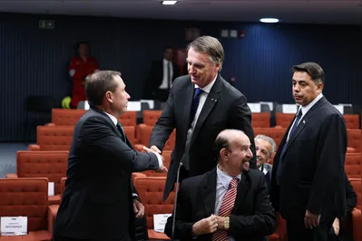 Mauro Cid e Jair Bolsonaro trocam aperto de mãos: ex-ajudante de ordens confirma que Bolsonaro sabia de minuta do golpe e que pediu monitoramento do ministro Alexandre Moraes