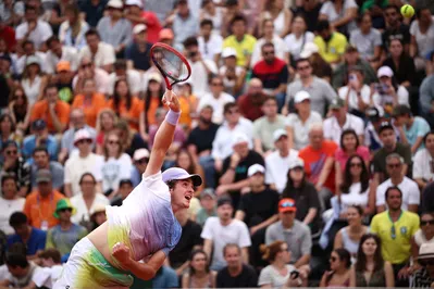 Imagem ilustrativa da imagem Com coragem no tie break,  Fonseca avança em Roland Garros