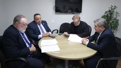 Membros da Comissão de Saúde da Alep reuniram-se após as sessões plenárias desta segunda-feira (30)