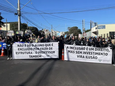 Imagem ilustrativa da imagem Comunidade escolar faz manifestação em Londrina a favor das Apaes